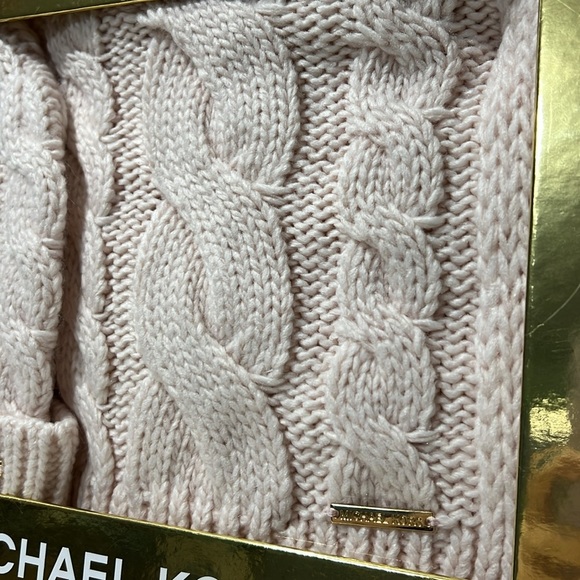 🎉 New Michael Kors Light Pink Knitted Beanie and Scarf Gift Set - Picture 3 of 6